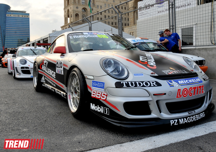 В Баку стартовал парад гоночных машин, участвующих в City Challenge (Фото)